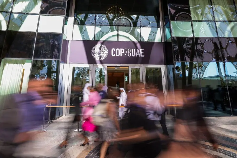 TOPSHOT - Mọi người đến địa điểm tổ chức hội nghị thượng đỉnh về khí hậu của Liên hợp quốc COP28 ở Dubai vào ngày 30 tháng 11 năm 2023. Hội nghị về khí hậu của Liên hợp quốc khai mạc tại Dubai vào ngày 30 tháng 11 với các quốc gia chịu áp lực phải tăng cường hành động khẩn cấp đối với hiện tượng nóng lên toàn cầu và loại bỏ nhiên liệu hóa thạch , trong bối cảnh nước chủ nhà giàu dầu mỏ UAE đang bị giám sát chặt chẽ.  (Ảnh của Giuseppe CACACE / AFP) , Agence France-Presse (AFP)/AFP