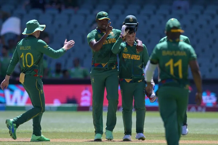 South Africa\\'s wicketkeeper Quinton de Kock (2nd R) celebrates his catch of Netherlands\\' Tom Cooper with teammates during the ICC men\\'s Twenty20 World Cup 2022 cricket match between Netherlands and South Africa at Adelaide Oval on November 6, 2022 in Adelaide. (Photo by Brenton EDWARDS / AFP)