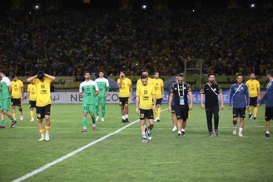 Adeptos do Sepahan revoltados atiram objetos contra estátua após  cancelamento do jogo com o Al Ittihad - Vídeos - Jornal Record