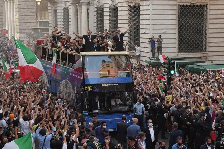 Players of Italy\\'s national football team parade with the UEFA EURO 2020 trophy on a double decker bus in Rome on July 12, 2021, a day after Italy won the UEFA EURO 2020 final football match between Italy and England. / AFP / Tiziana FABI , AFP