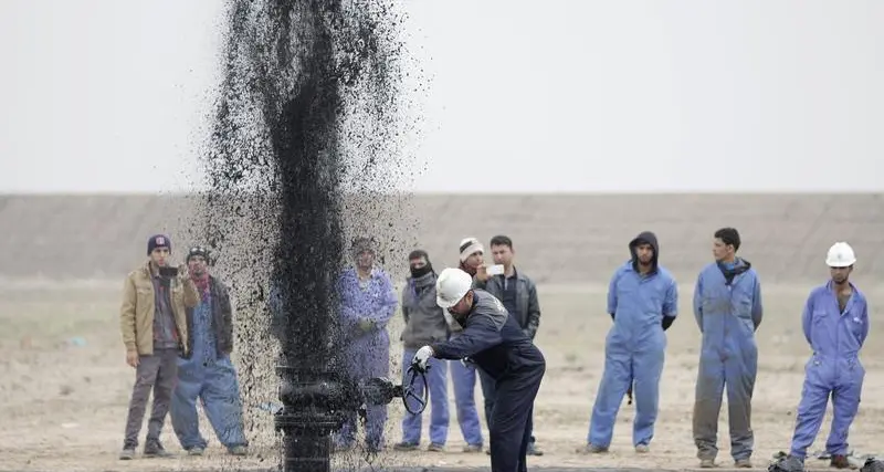Oil falls on rising US stockpiles, strong dollar
