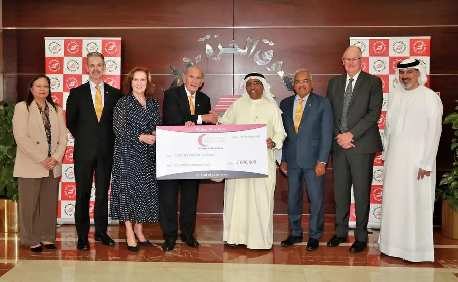 Dubai Duty Free Donates AED 2mln To Bridges Of Goodness Campaign   Dubaidutyfreeexecutivevicechairman Ceo Colmmcloughlinpresentingthechequeforaed2milliontouaeemiratesredcrescentdirectormohammedalzarouni Jpg.webp