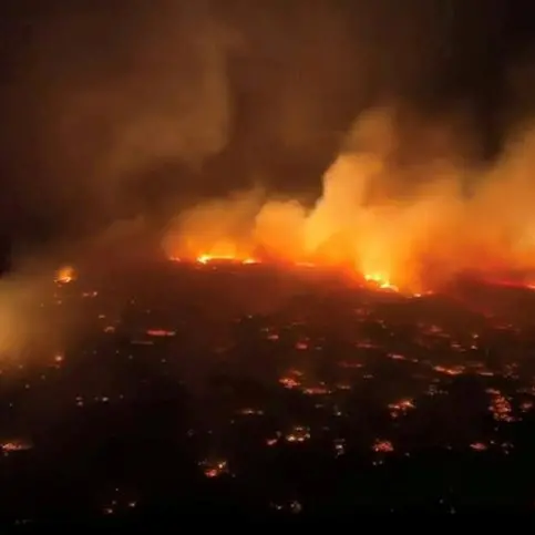 Fast-moving wildfire kills at least 6 as it razes Hawaiian town