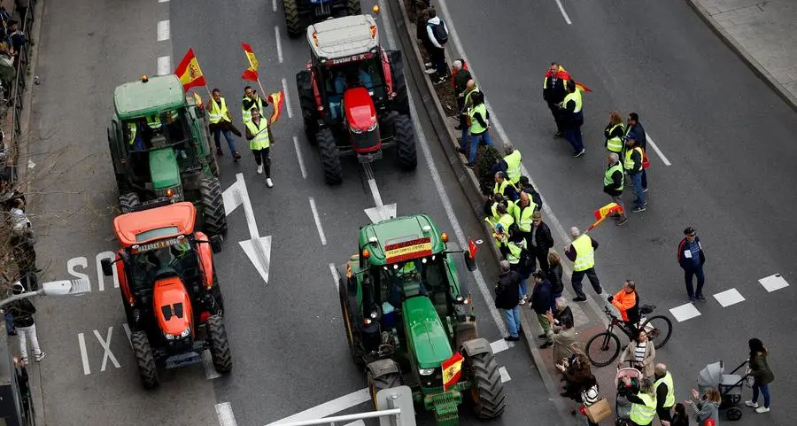 Protesting Spanish farmers drive hundreds of tractors to Madrid