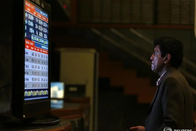 A man monitors market share prices from a computer screen during trading session at the Pakistan Stock Exchange (PSE) in Karachi, Pakistan January 18, 2016. REUTERS/Akhtar Soomro , Reuters Images
