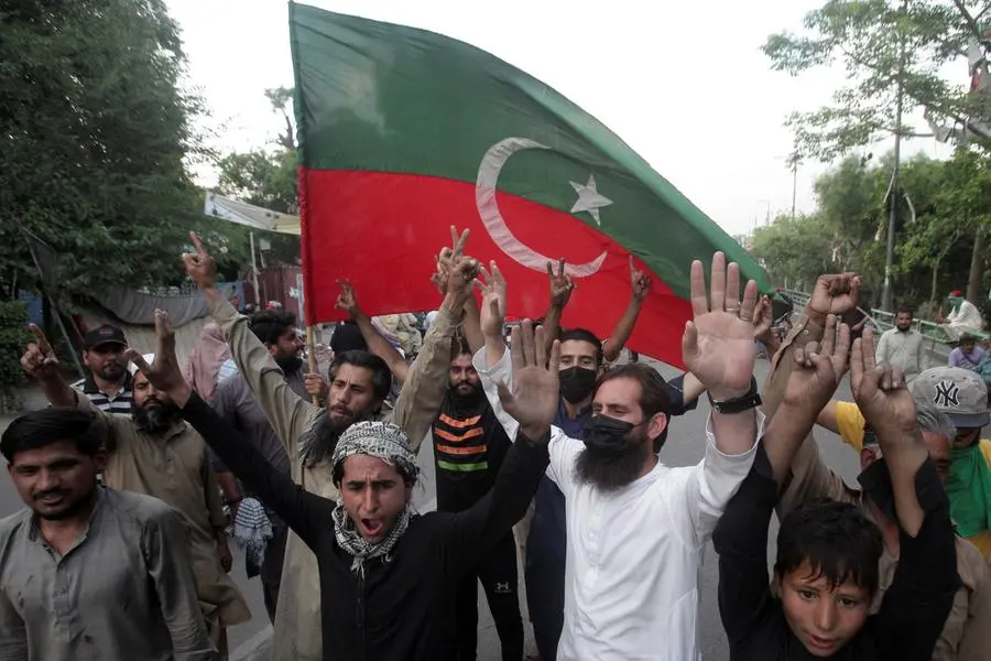 Pakistan social media blackout boosts Khan's momentum