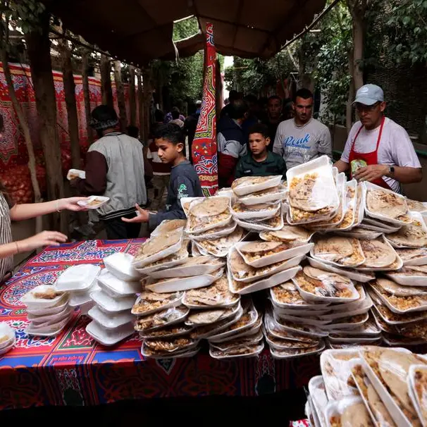 Egyptian charities dish out meals during Ramadan, despite soaring costs