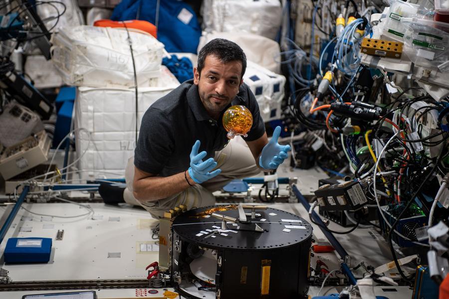 L’astronaute Sultan Al Neyadi travaille sur une expérience pour étudier la dynamique des fluides dans l’espace