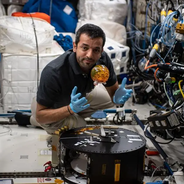 رائد الفضاء سلطان النيادي يعمل على تجربة لدراسة ديناميكيات السوائل في الفضاء
