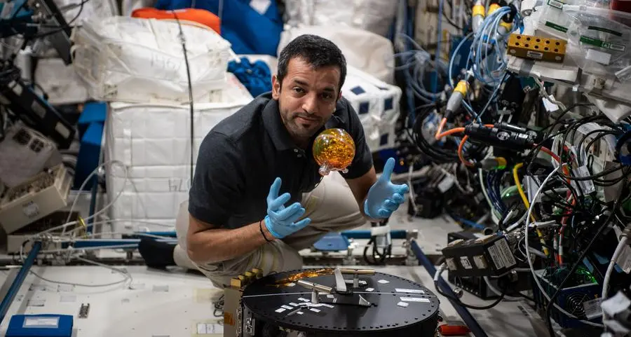 رائد الفضاء سلطان النيادي يعمل على تجربة لدراسة ديناميكيات السوائل في الفضاء