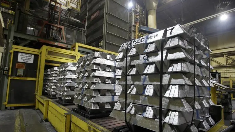 Copper and aluminium fall ahead of possible U.S.-Iran talks