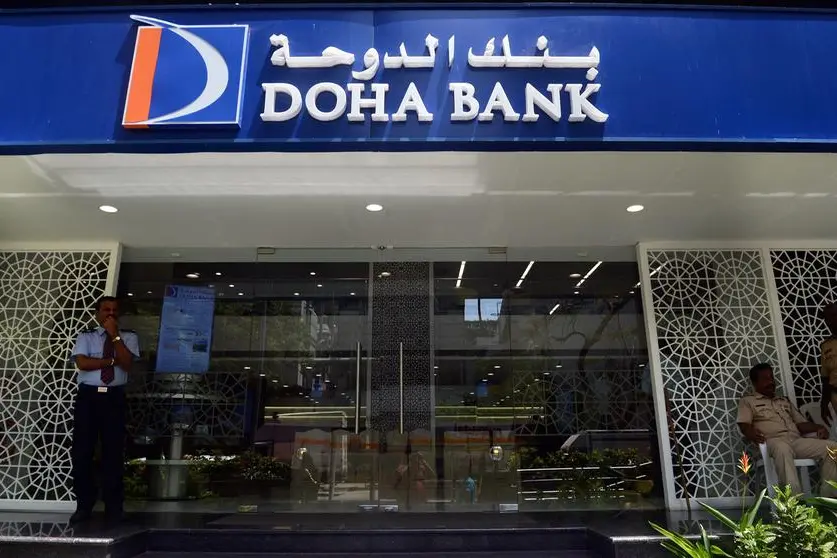 A security guard and policemen are seen outside the first branch in India of Doha Bank, in Mumbai on April 29, 2015. (Photo by Indranil MUKHERJEE / AFP)