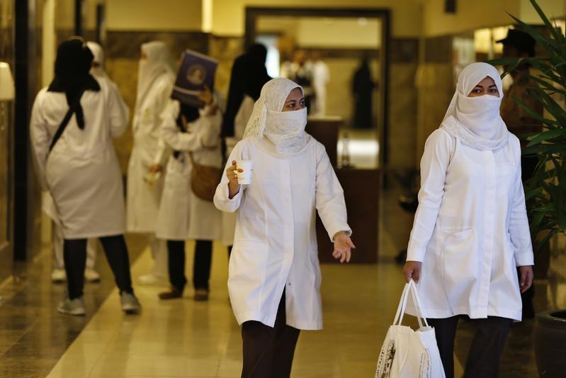 وزارة الصحة السعودية تطلق بطاقة رقمية “أولوية” لكبار السن