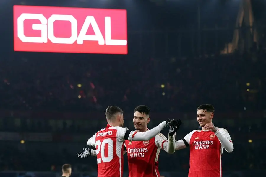 Arsenal hits 6 and advances in Champions League. Man United again
