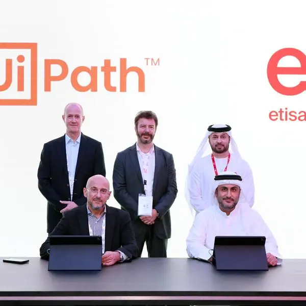 \"إي آند الإمارات\" و\"UiPath\" تطلقان خدمة أتمتة العمليات الروبوتية المدارة