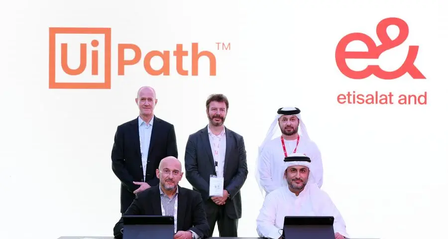 \"إي آند الإمارات\" و\"UiPath\" تطلقان خدمة أتمتة العمليات الروبوتية المدارة