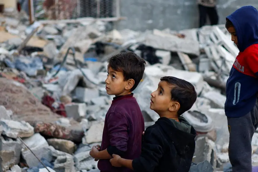 Palestinian children look on at the site of an Israeli strike on a house, amid the ongoing conflict between Israel and Hamas, in Rafah, in the southern Gaza Strip December 29, 2023. REUTERS/Ibraheem Abu Mustafa