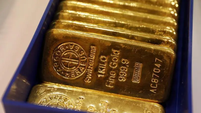 Gold rises as dollar weakens and Middle East tensions persist