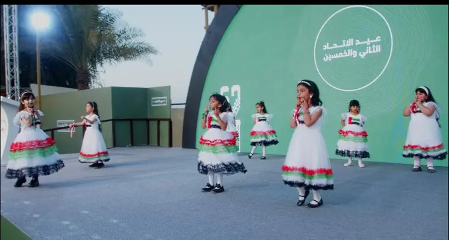 \"الحمرية\" تتزين لعيد الاتحاد الـ 52