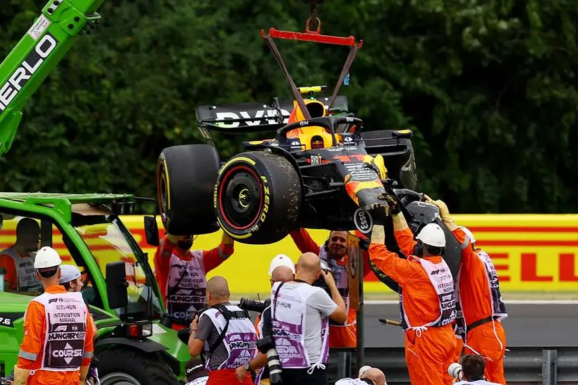 Formula One F1 - Hungarian Grand Prix - Hungaroring, Budapest, Hungary - July 21, 2023 Marshals remove Red Bull\\'s Sergio Perez car from the track during practice REUTERS/Bernadett Szabo , Reuters/REUTERS