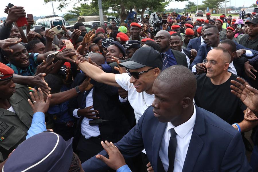 Photo of La star du football français Mbappe visite le pays d’origine de son père, le Cameroun