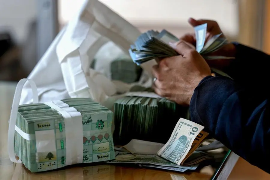 الليرة اللبنانية تهوي إلى 100 ألف ليرة للدولار مع عودة إضراب المصارف