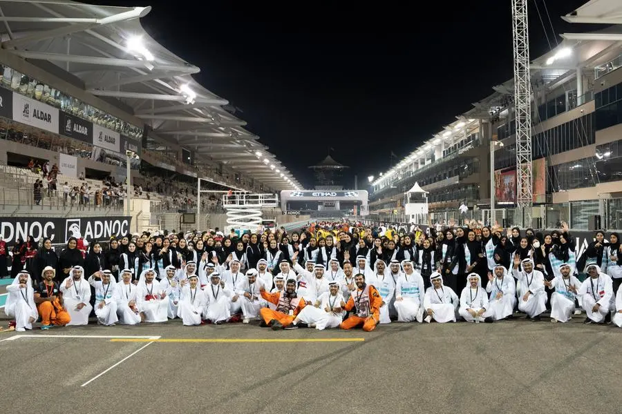 Takatof and Sanid Volunteers at the YAS Marina Circuit. Image Courtesy: Emirates Foundation