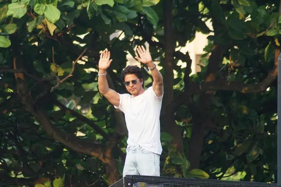 Ahead of Shah Rukh Khan's Dubai trip, the superstar surprises a