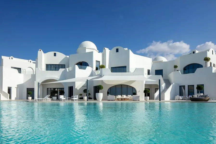 <p>Now open, Anantara Santorini Abu Dhabi&nbsp;retreat welcomes guests to tranquil splendour on the coast</p>\\n