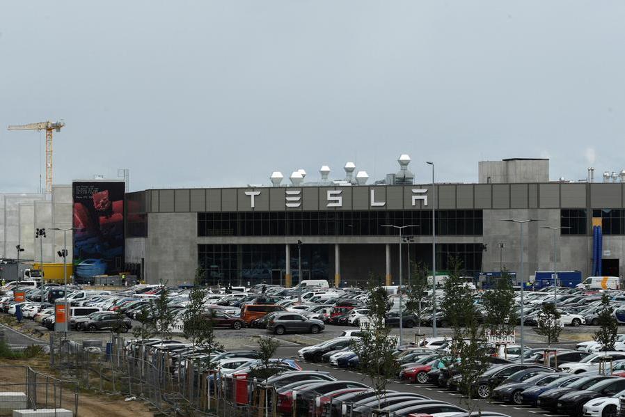 De Nederlandse automobielautoriteit RDW zegt dat er geen plannen zijn om Tesla in Europa terug te roepen