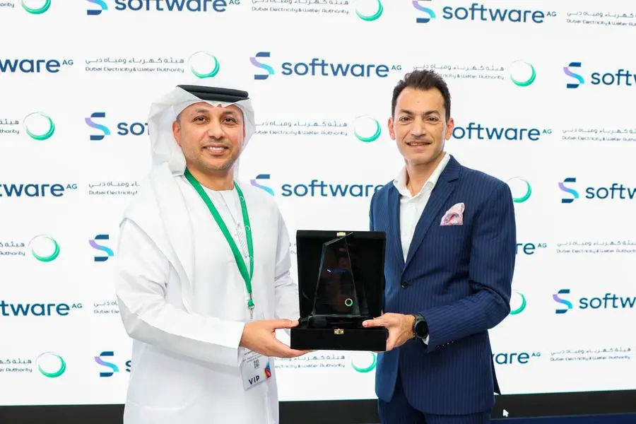 The award was presented to Marwan Bin Haidar, Executive Vice President of Innovation and The Future at DEWA. Image Courtesy: DEWA