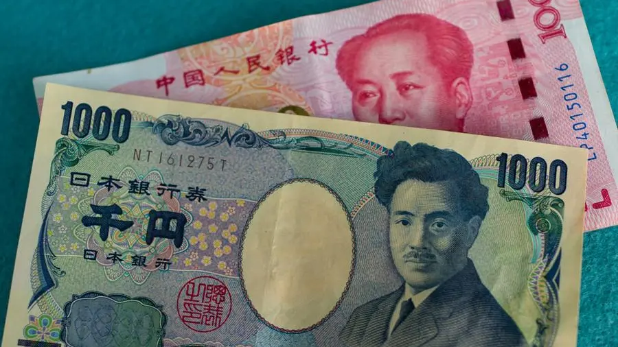 Yen tumbles on election bets, dollar still under pressure