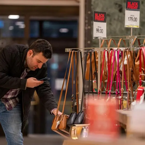 US retail sales barely rise in April