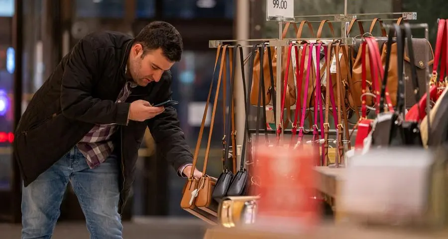US retail sales barely rise in April
