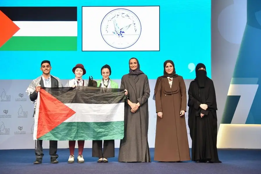 <p>Her Excellency Sheikha Hind bint Hamad Al Thani honors the winning team from An-Najah National University in Palestine</p>\\n