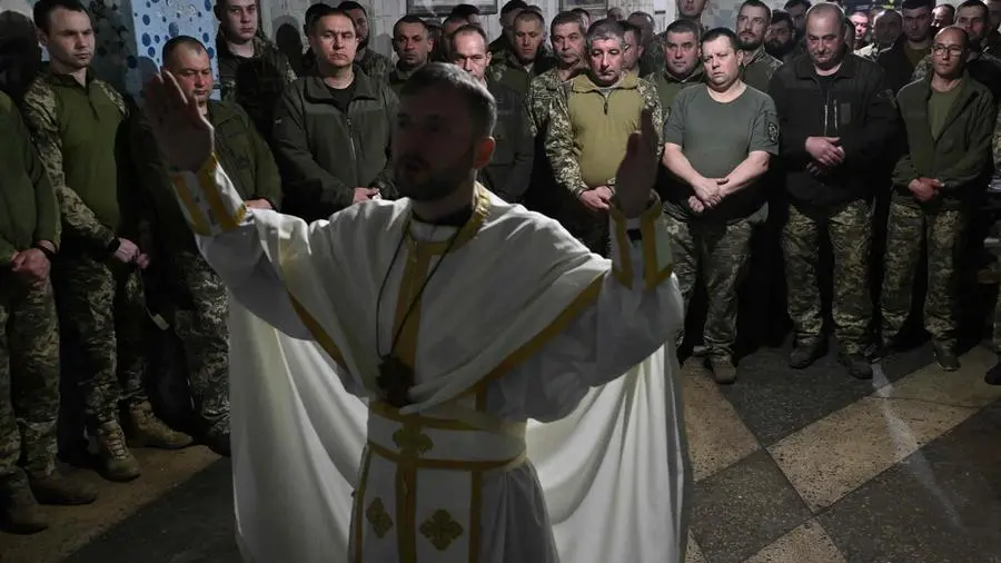 Ukraine's soldiers mark Easter on the front line