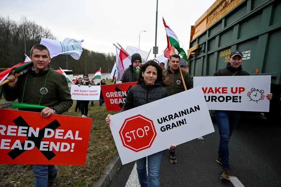 Czech, Slovak farmers block borders in protest