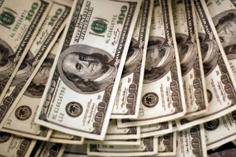 Four thousand U.S. dollars are counted out by a banker counting currency at a bank in Westminster, Colorado November 3, 2009. , Reuters Images/Rick Wilking/File Photo
