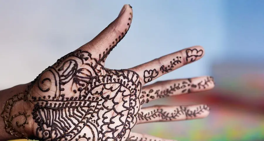 UAE: Dermatologist warns why black or white henna is dangerous for you