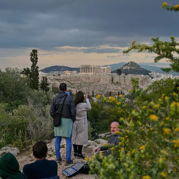 S&P returns Greece's credit rating to investment grade
