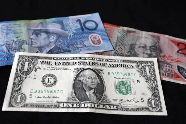A U.S. dollar note (bottom) is pictured alongside an Australian 10 dollar (L) and 20 dollar bill in this picture illustration taken in Washington, October 14, 2010. The U.S. dollar index hit the year\\'s low and world stocks were modestly higher on Thursday after Singapore let its currency strengthen, spurring gains in most major currencies against the struggling greenback. The Australian dollar, which boasts the highest yield among major currencies, soared to a 28-year high at $0.9994, and poised to near parity. REUTERS/Jason Reed (UNITED STATES - Tags: BUSINESS) , Reuters Images/REUTERS