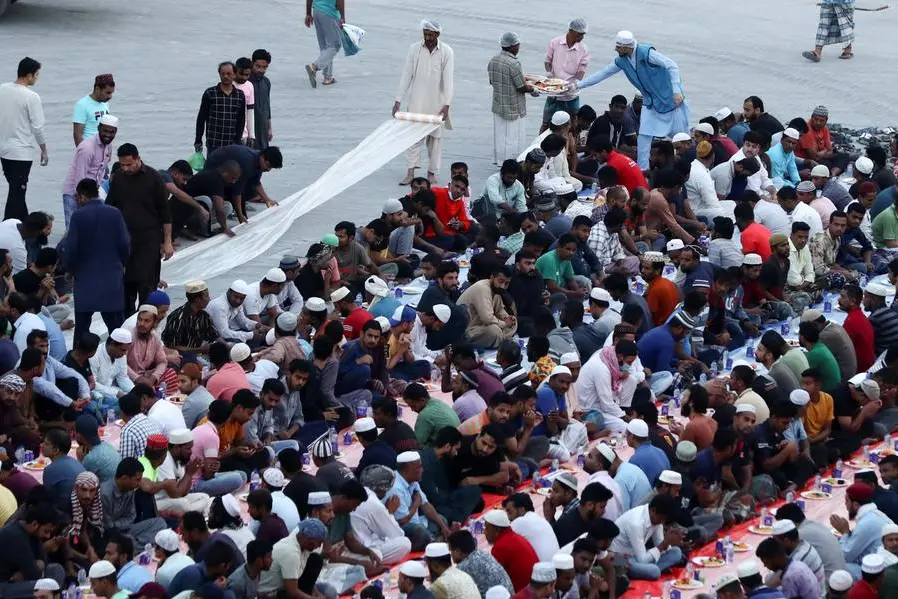 Mass iftars, moments of solitude, mouthwatering snacks mark first day ...