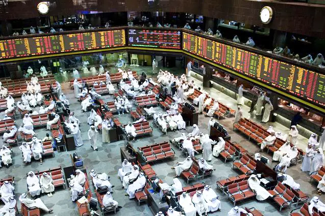 Kuwaiti investors are seen on the trading floor of the Kuwait Stock Exchange October 5, 2008. Kuwait and Qatar\\'s benchmarks made their biggest one-day decline in almost three weeks on Sunday, taking their cue from a fall in global markets following a $700 billion U.S. plan to lift the ailing financial system. Qatar\\'s benchmark lost 6.98 percent to 8,664 points and Kuwait\\'s measure fell 3.59 percent to 12,379 points. Both make their sharpest single-day drop since September 15. REUTERS/Stephanie McGehee (KUWAIT) - RTX982F , Reuters Images