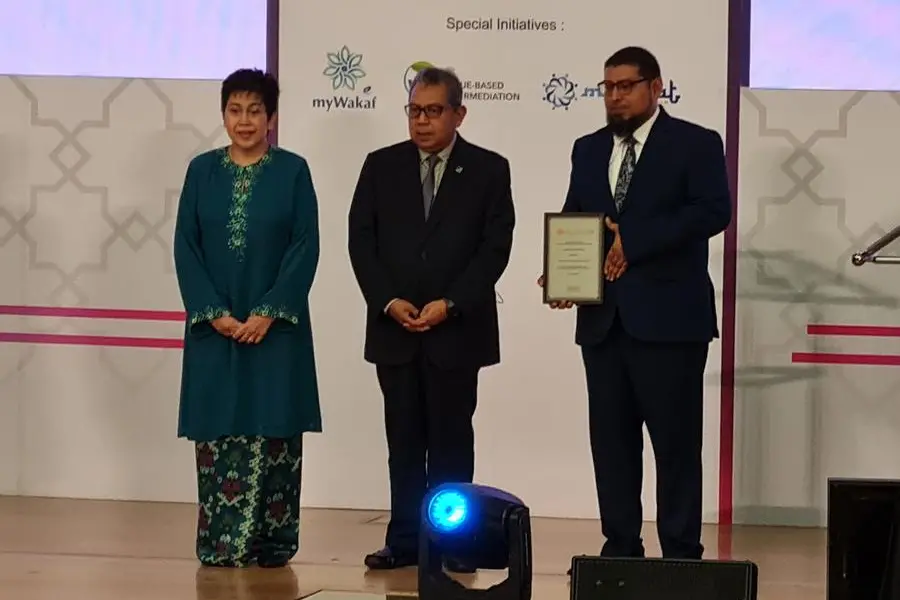 Umar Munshi receiving the Royal Award For Islamic Finance (RAIF) Emerging Leader Award