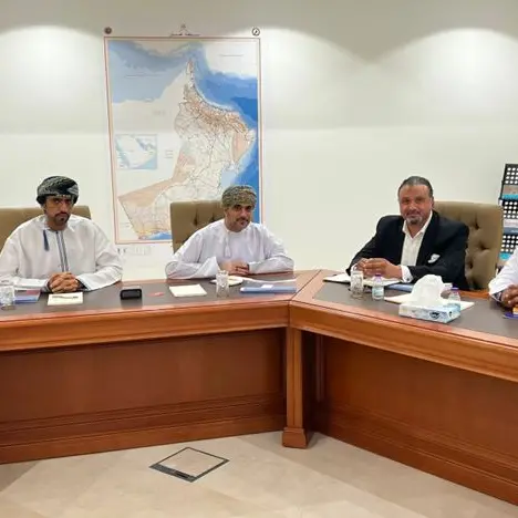 سفير سلطنة عمان لدى المملكة يجتمع مع وفد من وزارة التراث والسياحة لتطوير الجذب السياحي لسلطنة عمان بالسوق السعودي