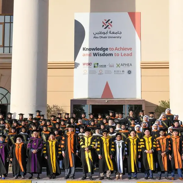 جامعة أبوظبي تحتفل بتخريج 1516 خريجاً وخريجة من الدفعة 17