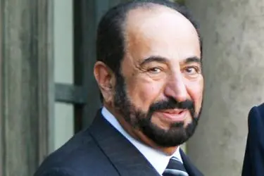 French President Jacques Chirac (C) welcomes Sheikh Sultan Bin Mohammed Al Qasimi of the emirate of Sharja as he arrives at the Elysee Palace in Paris , Charles Platiau