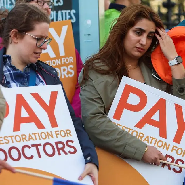Senior doctors in England accept new pay offer and end strikes