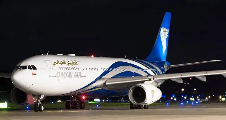 طائرة تابعة للطيران العُماني تتعرض لأضرار بمطار في إيران بسبب \"أجسام غريبة\"
