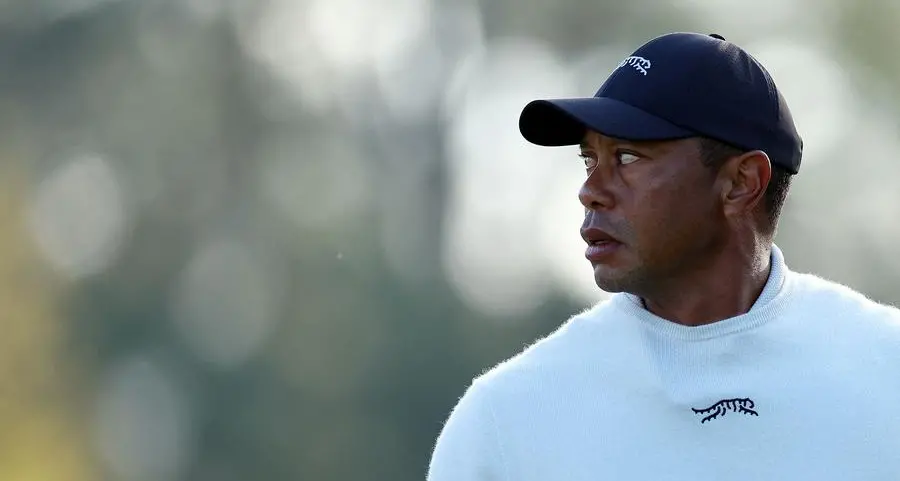 Tiger begins long walk for Masters history as play resumes